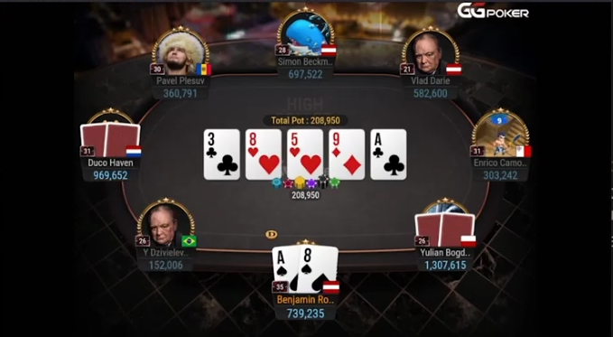 A♠8♠와 3♣ 8♥ 5♥ 9♦ A♣ 보드. 리버 베팅 전 팟은 208,950이다.