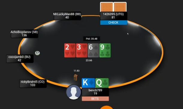 9♣ 턴 · K♦Q♣의 11.83bb 하프팟 두 번째 베팅.